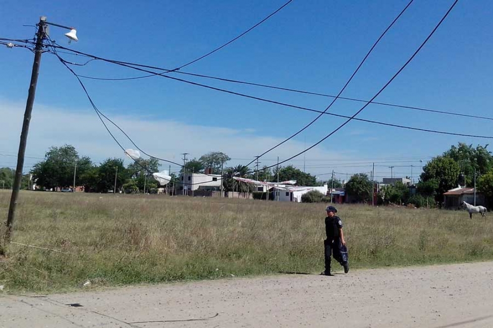 Varios postes el&eacute;ctricos a punto de caerse en el barrio Buen Pastor