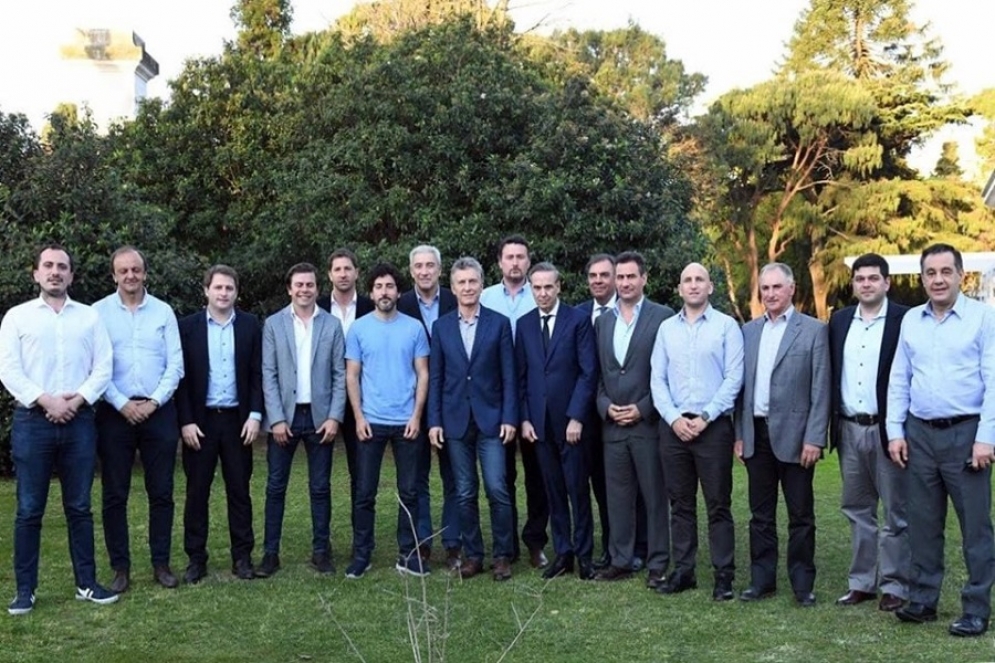 Mac Goey (en el centro) junto a Macri y Pichetto.