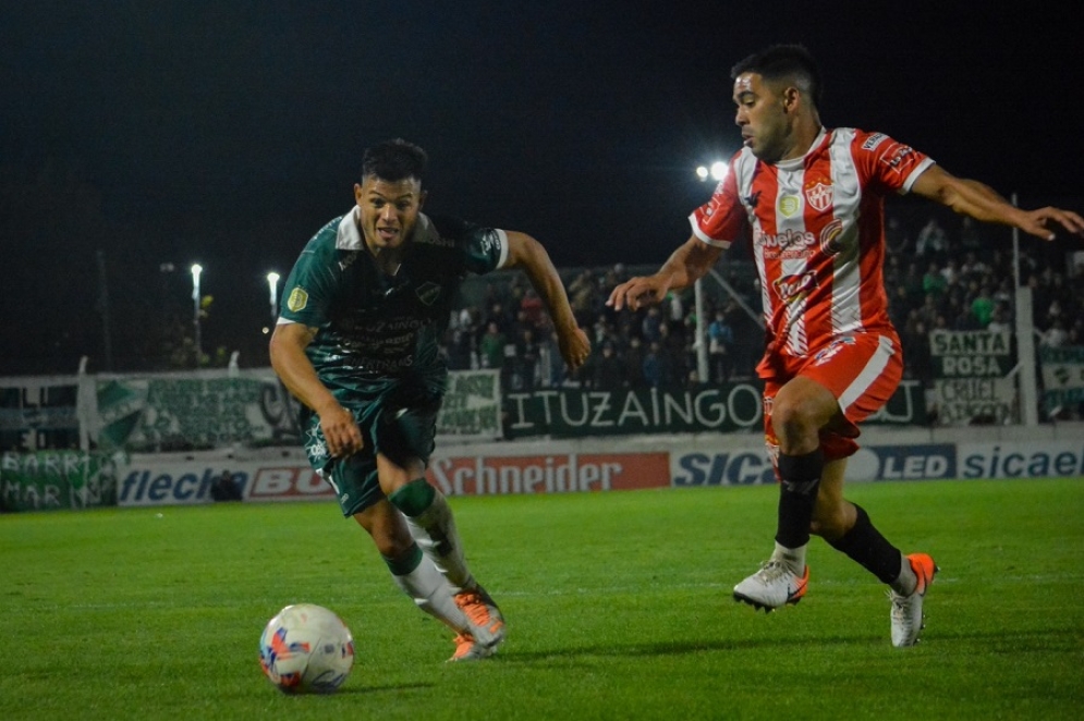 Su&aacute;rez Costa atacando por el carril izquierdo. (FOTO: Prensa Ituzaing&oacute;).