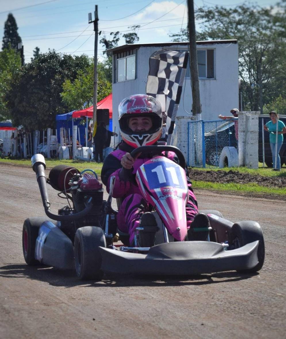 Una mueca de sonrisa que trasciende el casco.
