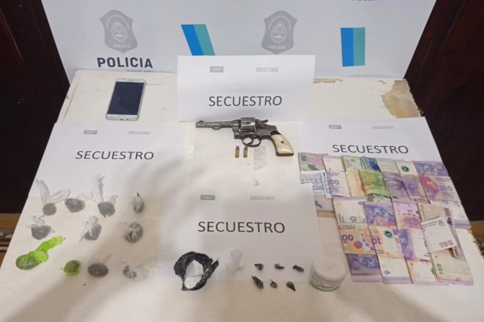 Incautaron 51 gramos de coca&iacute;na, dinero, un 32 largo y un celular.