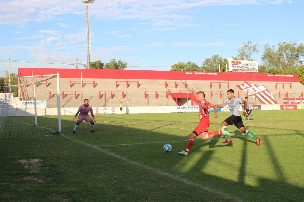 Ca&ntilde;uelas tuvo varias oportunidades pero no pudo convertir. 