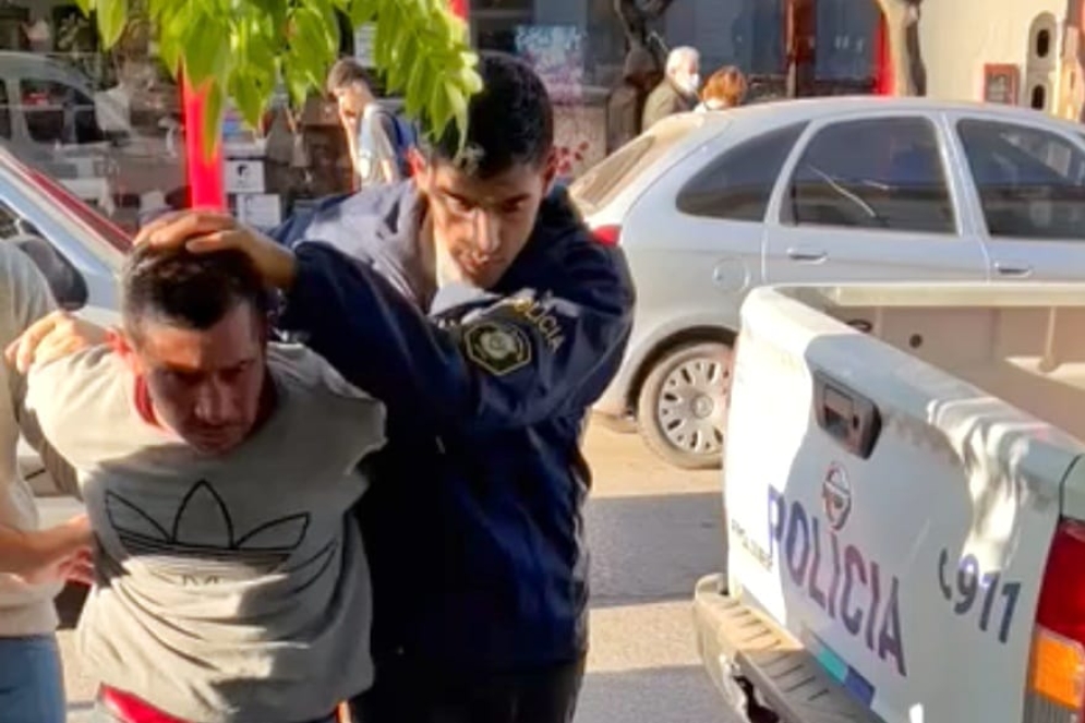 El detenido ingresando a la sede policial.