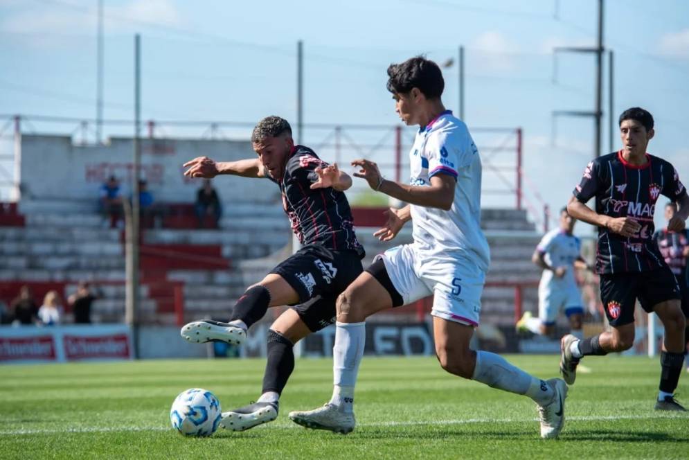 David Soria, protegiendo la bola. (FOTO: Prensa Argentino Rosario).