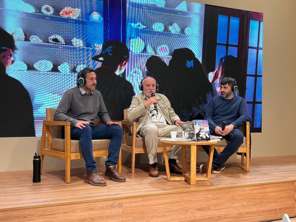 Arrieta, docente de nuestra ciudad, Mart&iacute;nez (autor) y Facundo Mart&iacute;nez, hijo del escritor y licenciado recientemente recibido.