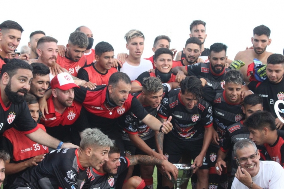 El ex entrenador en medio de la emoci&oacute;n por el ascenso a la B Metropolitana.