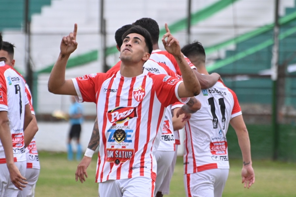 Casta&ntilde;eda, con la ley del ex, marc&oacute; el 1 a 0. (FOTO: Jonathan Arga&ntilde;araz).