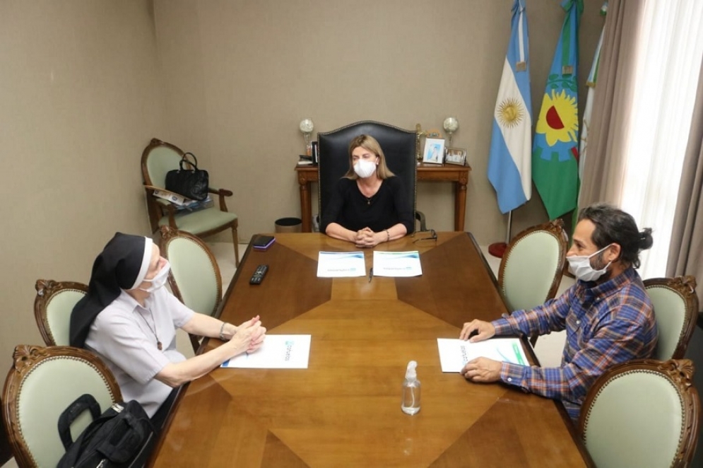 Fassi en la reuni&oacute;n junto a las autoridades de las instituciones. 