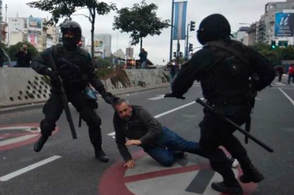 Un ca&ntilde;uelense herido por la represi&oacute;n en la avenida 9 de julio