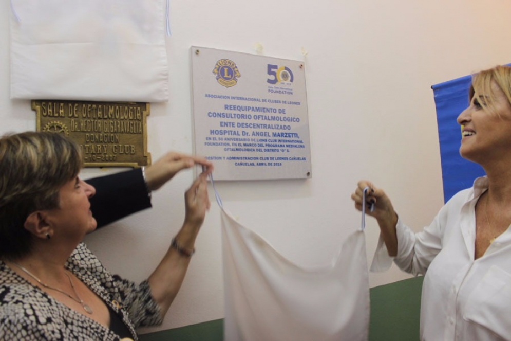 El momento del descubrimiento de la placa del Club de Leones.