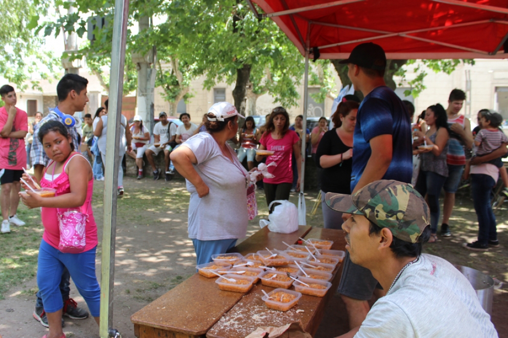 Organizaciones sociales realizaron una Olla Popular en Ca&ntilde;uelas