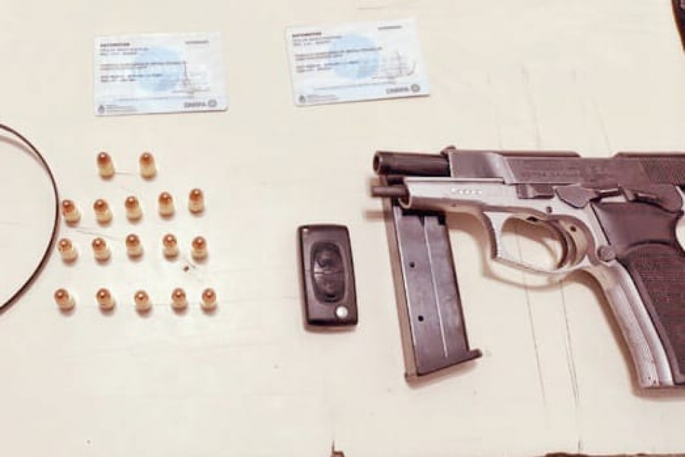 El arma nueve mil&iacute;metros secuestrada en poder del delincuente. 