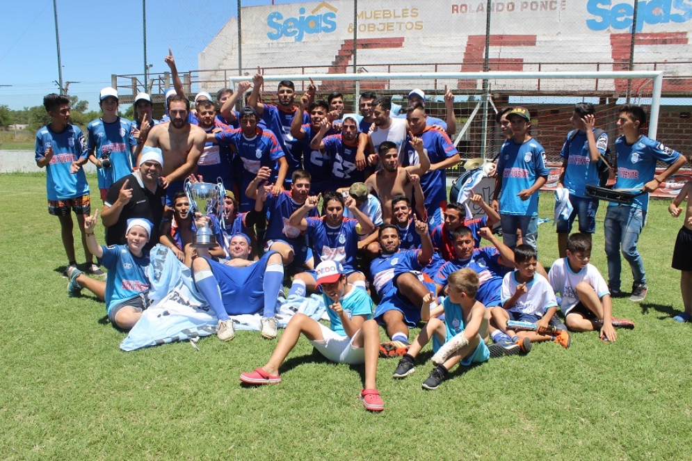 La Academia festejando el t&iacute;tulo obtenido. 