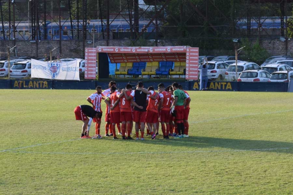 As&iacute; termin&oacute; Ca&ntilde;uelas su &uacute;ltimo partido del a&ntilde;o. Gast&oacute;n Grecco fue el encargado de la arenga final. 