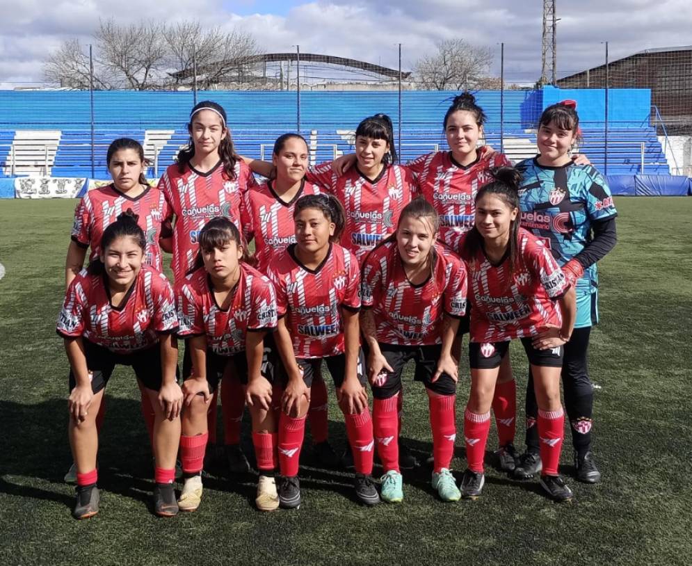 Como ante El Front&oacute;n, Ca&ntilde;uelas FC se qued&oacute; sin nada, esta vez vs. Midland. Foto: Prensa Ca&ntilde;uelas.