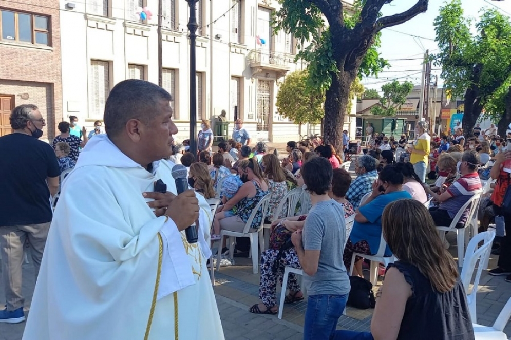 Misa del padre Ren&eacute; en Ca&ntilde;uelas.