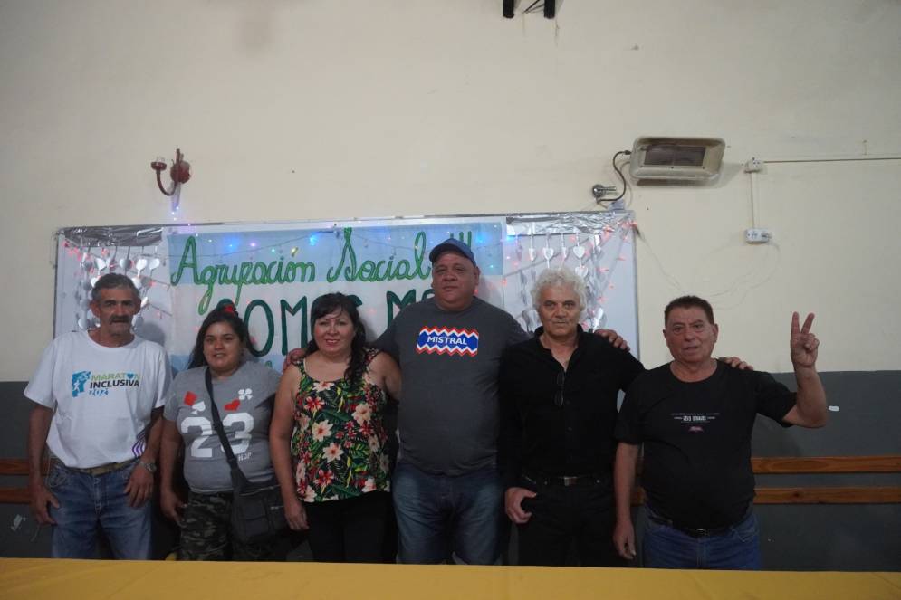 Mangano y compa&ntilde;&iacute;a en un alto del encuentro.