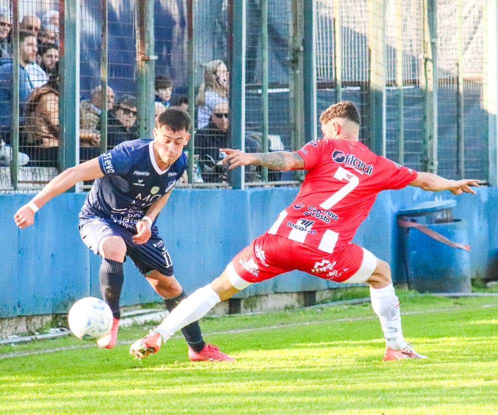 Guzm&aacute;n eludiendo la marca de Pav&oacute;n. (Marcela Luna, Prensa de Lamadrid).