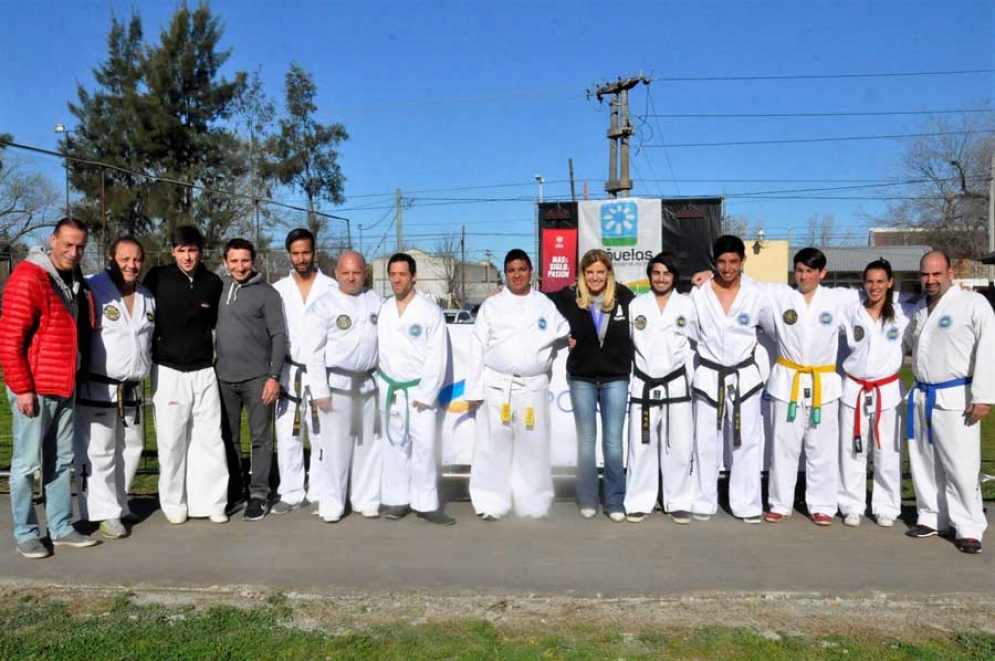 Las autoridades municipales junto a parte de los deportistas. 