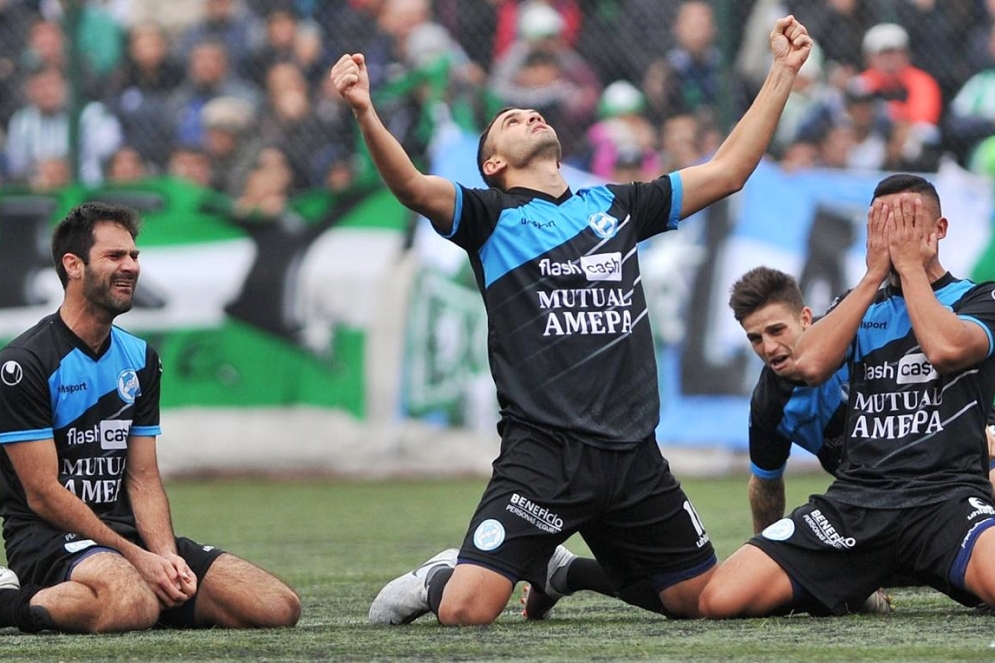 Villa San Carlos logra el ascenso a Primera B. Pero la gloria deportiva no siempre se reconvierte en comodidad econ&oacute;mica.