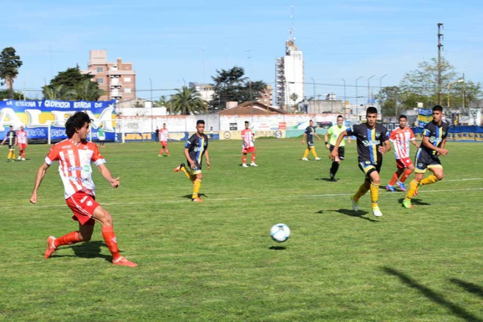 Sergio Acosta y un pase que no pudo capitalizar Lucas Benaducci en una de las jugadas m&aacute;s claras del "tambero". 