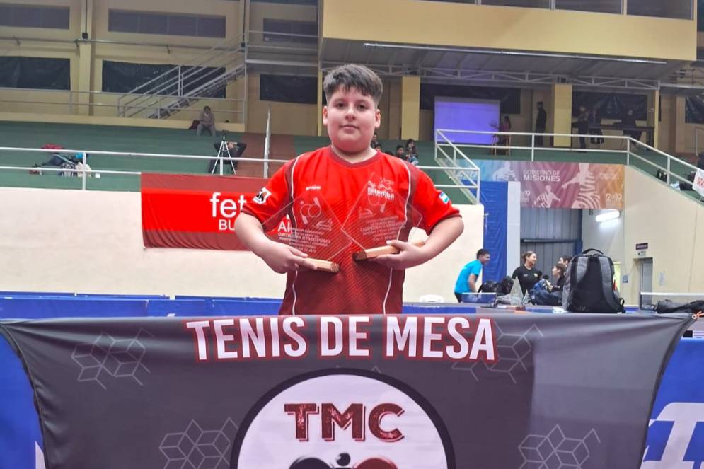 Luca exhibiendo los premios.