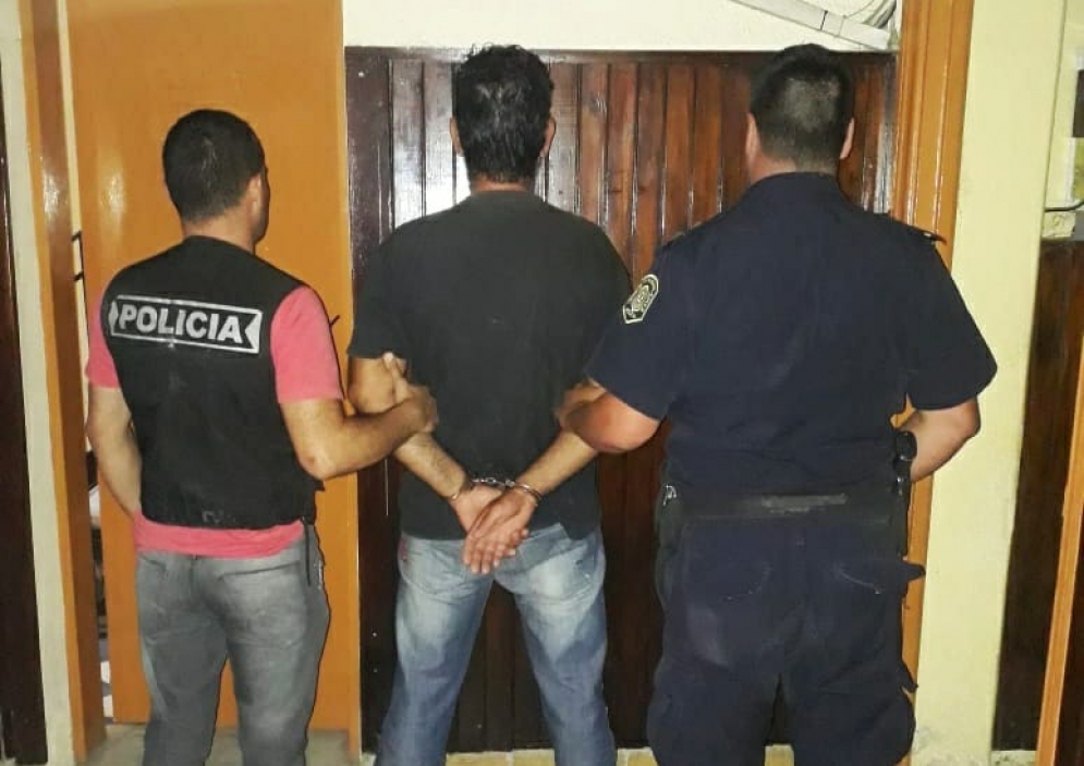 Musse ya esposado por agentes de la polic&iacute;a. 