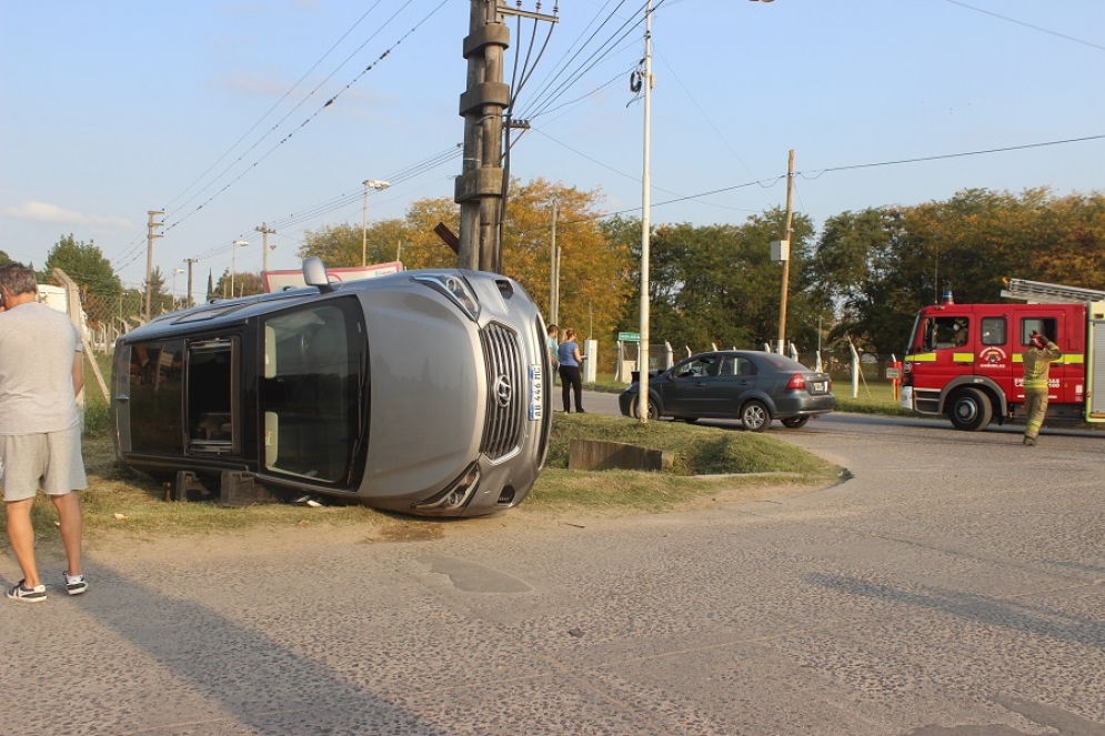 La camioneta culmin&oacute; tumbada sobre la alcantarilla del predio del Corral&oacute;n municipal. 