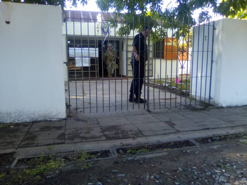 La polic&iacute;a cerrando la escuela N&deg;30 de Alejandro Peti&oacute;n.