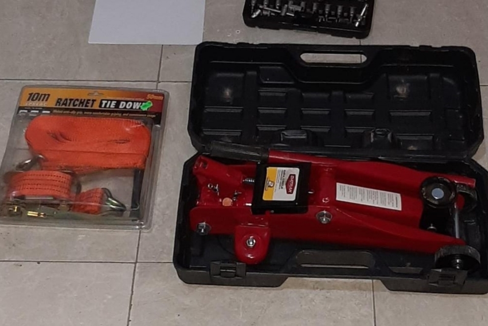 El "gato", las llaves y la linga que llevaba Yusso en sus manos.