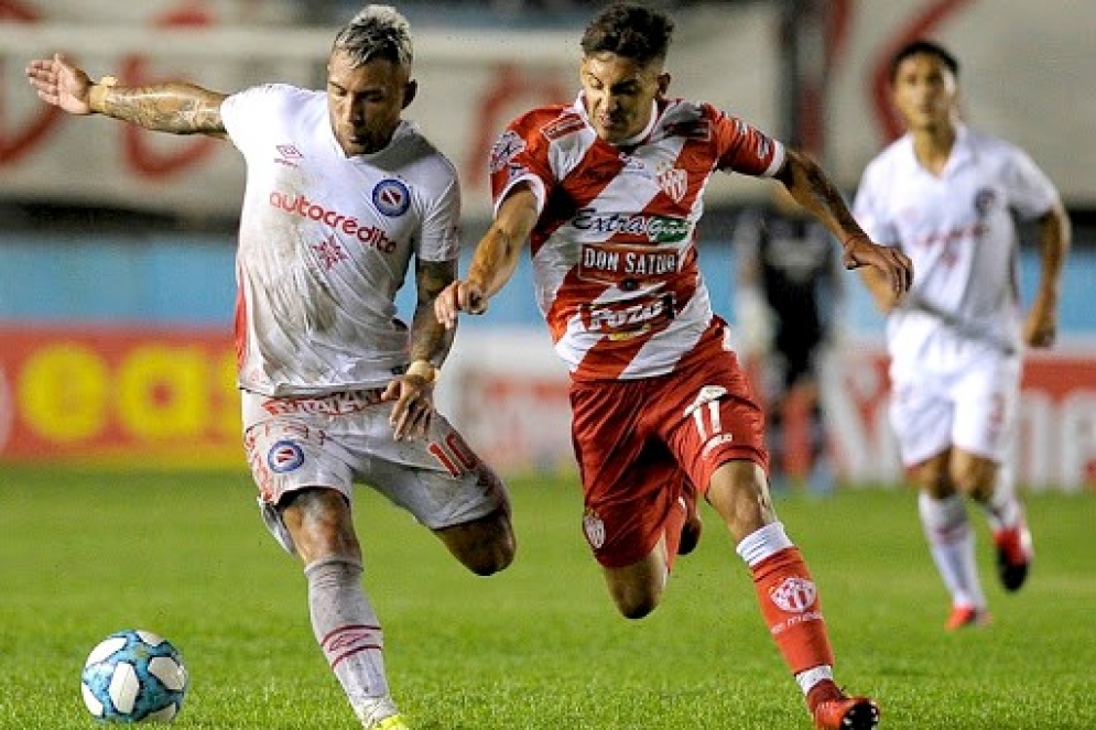 Sosa disput&aacute;ndole el bal&oacute;n a Batallini (FOTO: AFA).