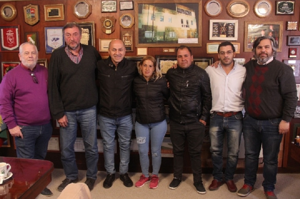 Zuasquita con Mario Secco (intendente de Ensenada y referente del FG), 2do y 3ero desde la izq. (Foto archivo).