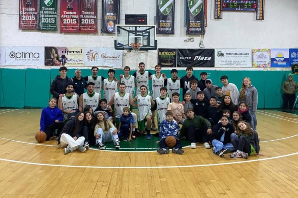El equipo con parte de la hinchada, formada por las inferiores (FOTO: Prensa Juventud Unida). 