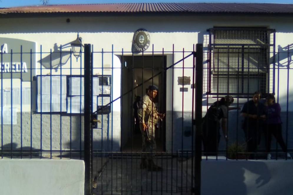 Las puertas cerradas en una escuela de M&aacute;ximo Paz.