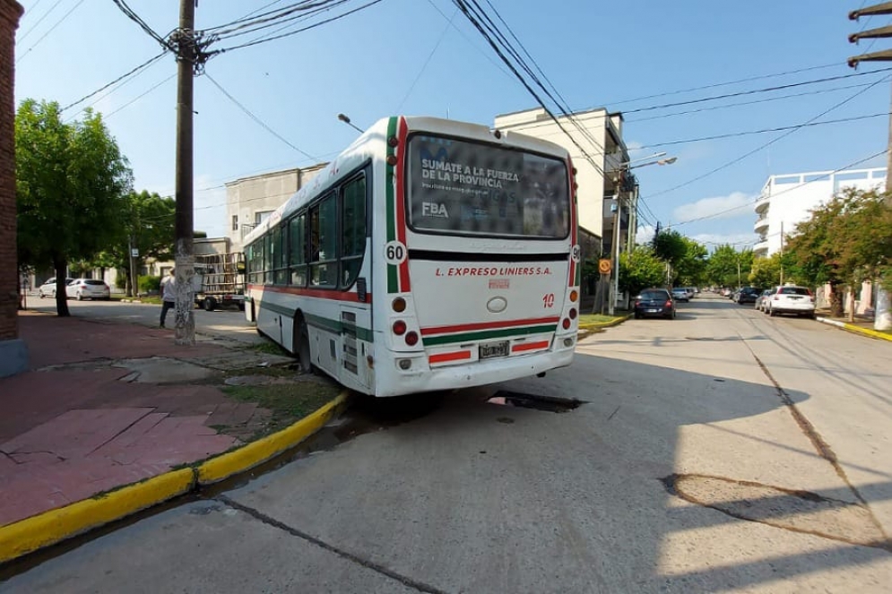 Qued&oacute; atravezado en la calzada.