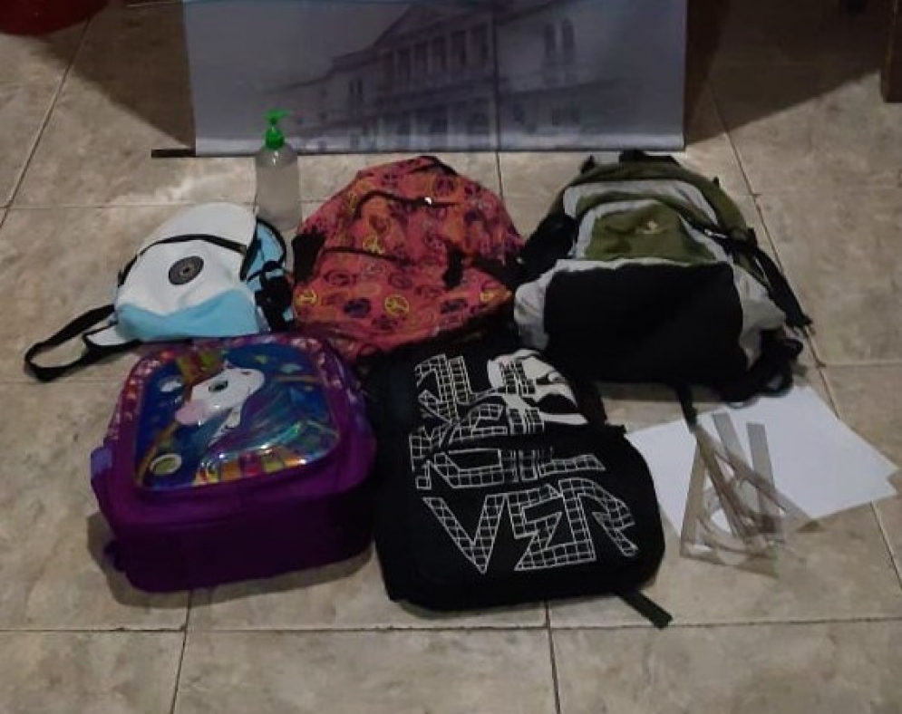 Las mochilas secuestrados en el operativo del mi&eacute;rcoles a la tarde en el B&deg; Libertad.