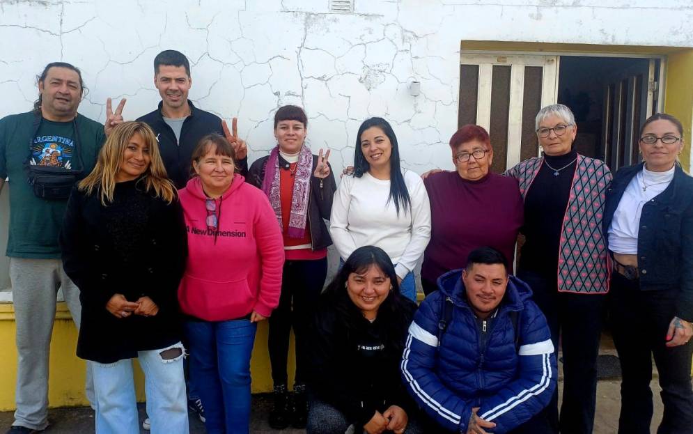 Aristegui (segundo desde la izq.) con miembros de su equipo.