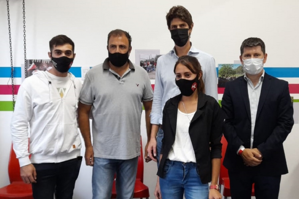 Duhalde junto Losteau, Domenichini y j&oacute;venes integrantes de la Juventud Radical Ca&ntilde;uelas. 