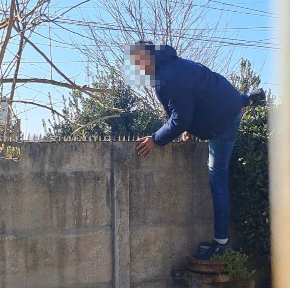 El presunto ladr&oacute;n, sobre la pared.