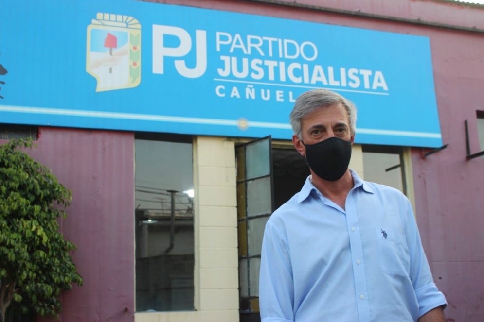 Es veterinario, fue funcionario municipal y actualmente es Director Nacional de Operaciones de SENASA.