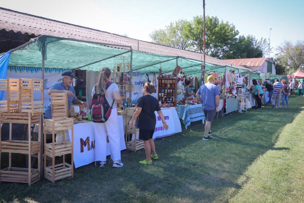 El domingo soleado transform&oacute; a la feria en un paseo muy elegido.