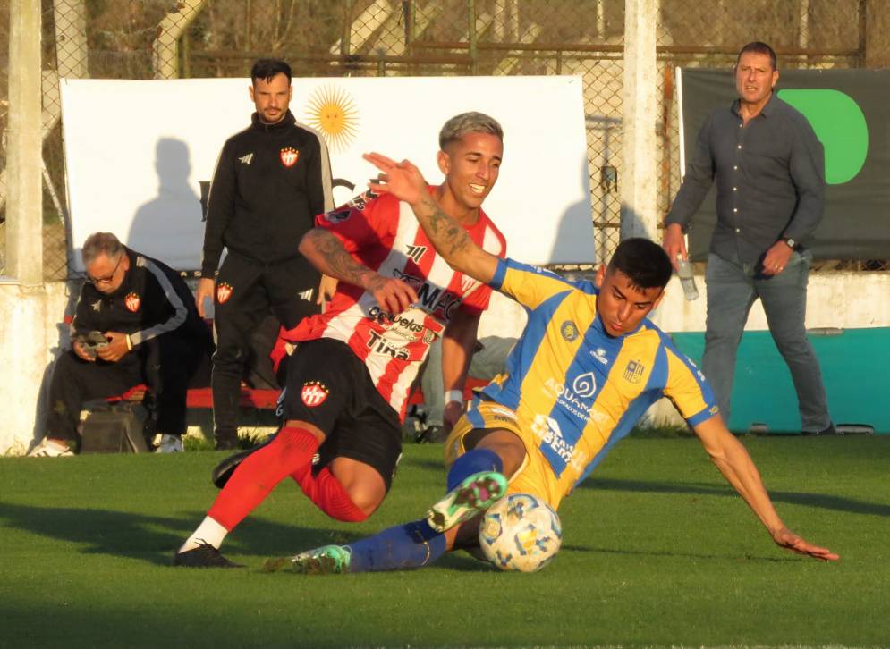 La ilusi&oacute;n por el piso. Pizarro intenta sin suerte. Ph: Javi&nbsp;Morales.
