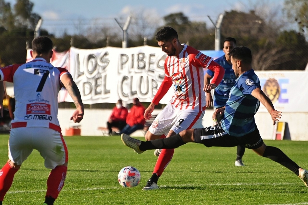 Diego Aguirre filtrando un pase para Tapparello. (Foto: Jonathan Arga&ntilde;araz - CFC).