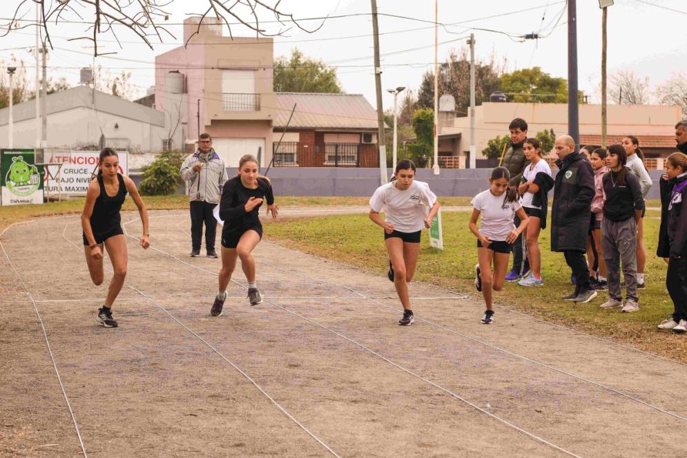 Las juveniles de Atletismo en la pista del Parque de la Salud. 
