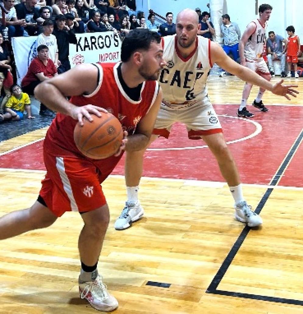 Bord&oacute;n buscando el pase. (FOTO: CAB).