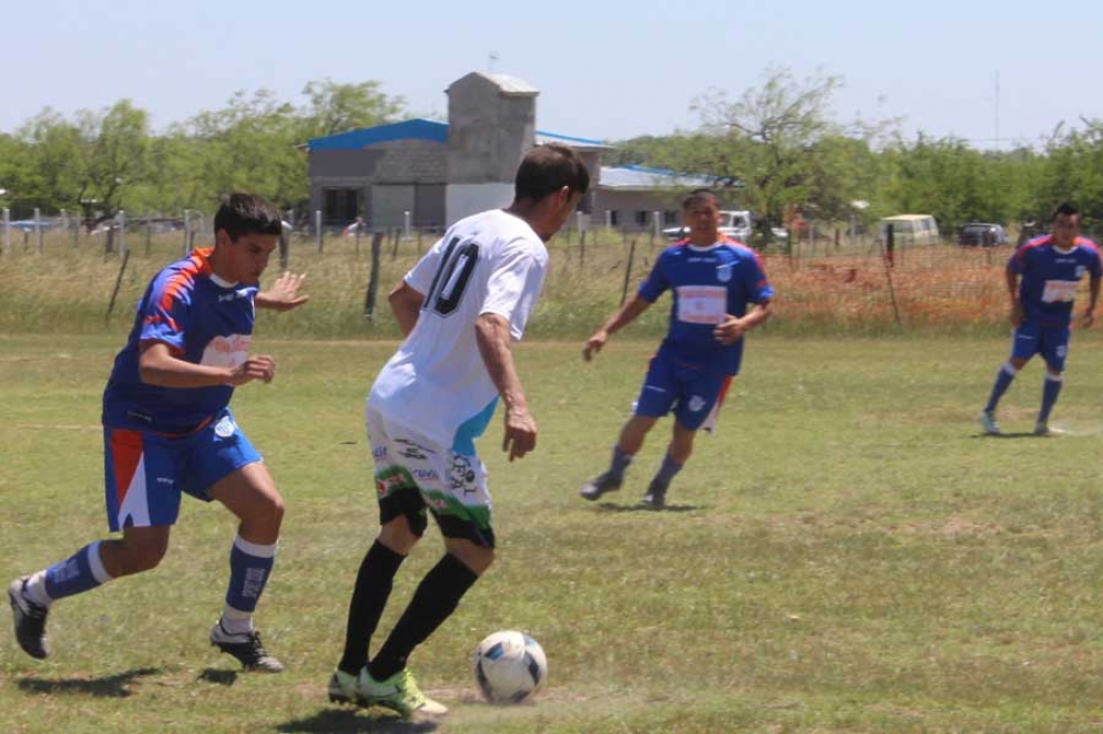 Eduardo Auge manejando la pelota en la previa a la expulsi&oacute;n. 