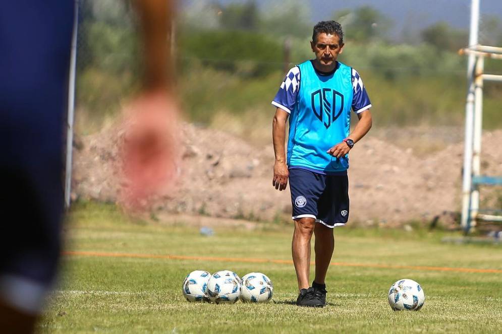 Fabian Zermatten con la "pilcha" de "La Lepra", en su primer entrenamiento con Independiente Rivadavia. 