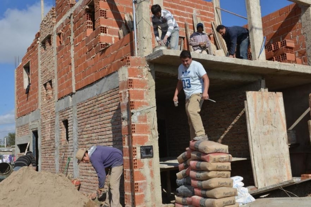 Proponen limitar la cantidad de alba&ntilde;iles seg&uacute;n los metros cuadrados de la obra.