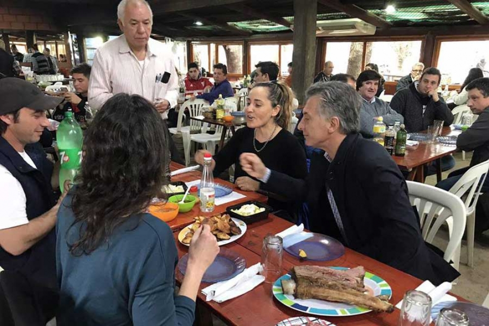 Con una impresionante puesta en escena, Macri pas&oacute; fugazmente por Ca&ntilde;uelas