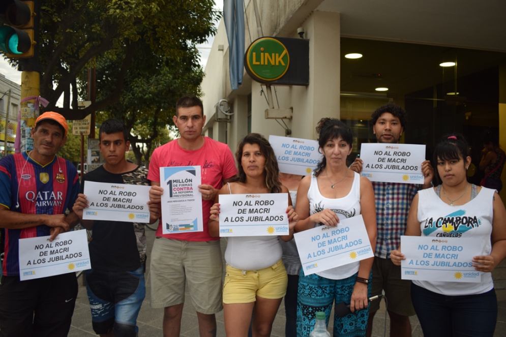 Los militantes que juntaron firmas. 